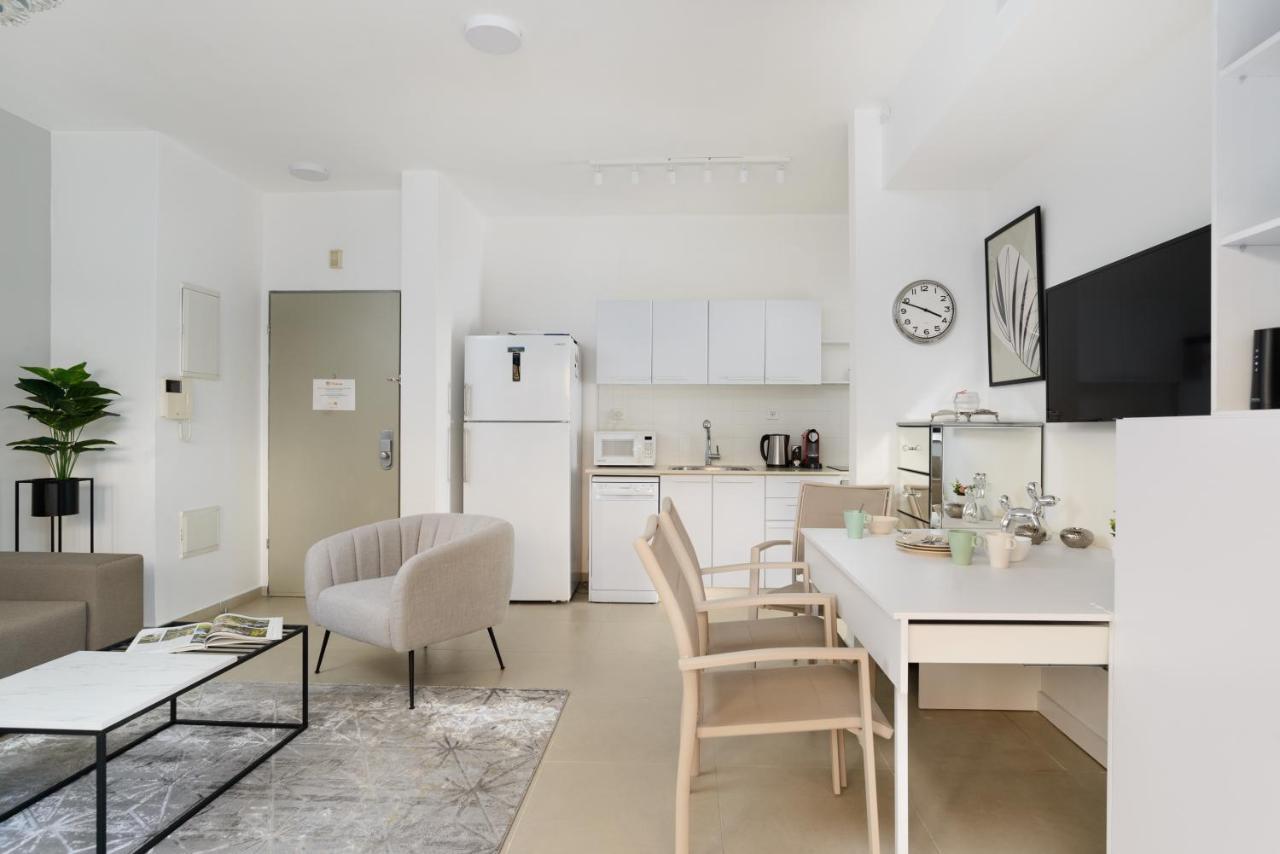 Quiet Hideaway & Terrace Near Beach By Feelhome Tel Aviv Bagian luar foto